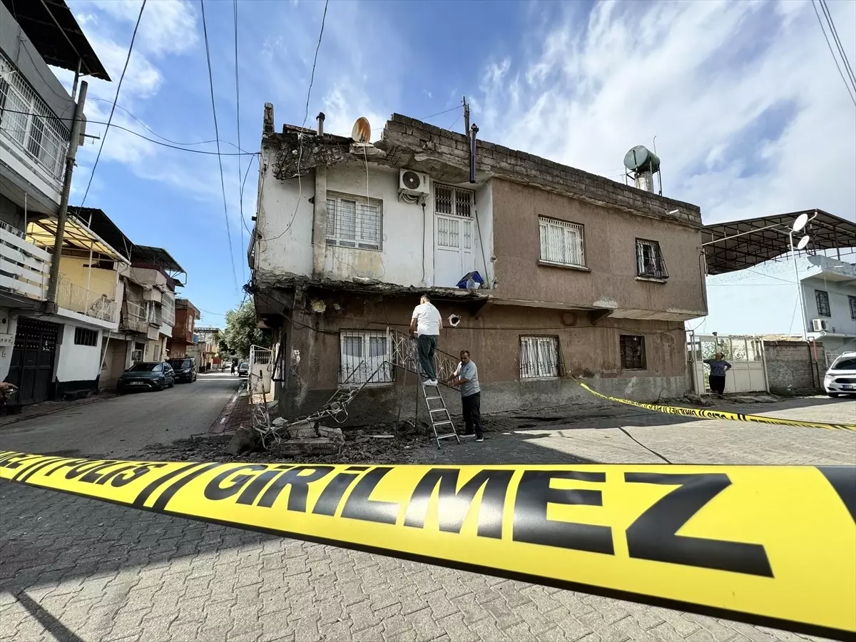 Adana’da Fırtına Sebebiyle Evde Hasar Oluştu