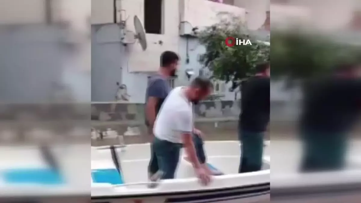 Adana’da Yağmur Sebebiyle Sokaklarda Kayıkla Geziyoruz