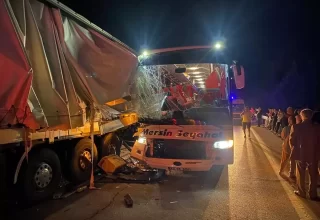 Adana’da Yolcu Otobüsü Tıra Çarptı: 3 Yaralı