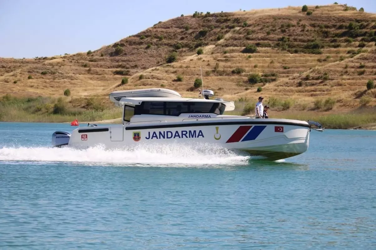 Adıyaman’da Alabora Olan Balıkçılar Jandarma Tarafından Kurtarıldı
