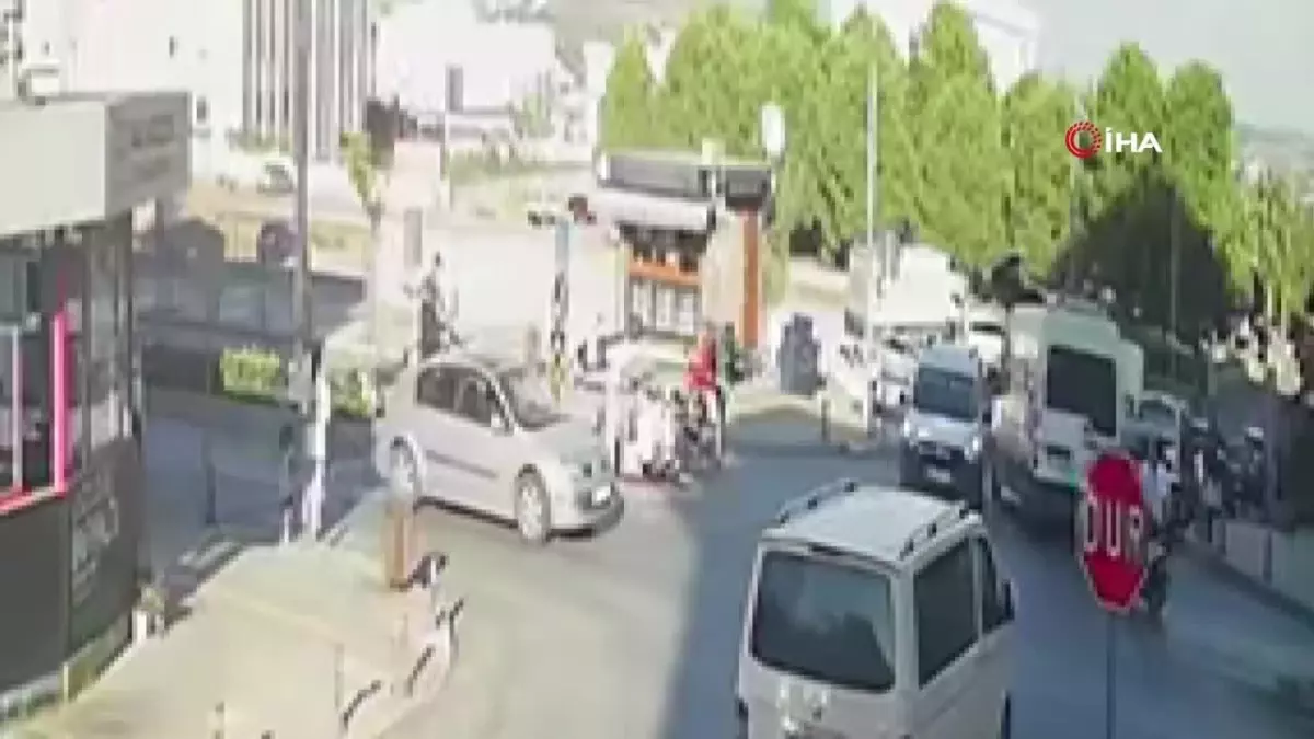 Antalya’da Motosiklet ile Elektrikli Bisiklet Çarpıştı: 2 Yaralı