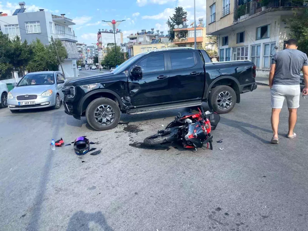 Antalya’da Motosiklet ve Kamyonet Çarpıştı: 1 Yaralı