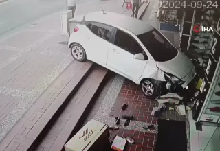 Antalya’da Otomobil Ayakkabı Mağazasına Girdi, Şans Eseri Yaralanan Olmadı