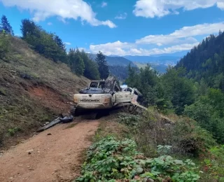 Artvin’de İş Makinesi Taşıyan Kamyon Uçuruma Devrildi: 2 Kişi Hayatını Kaybetti