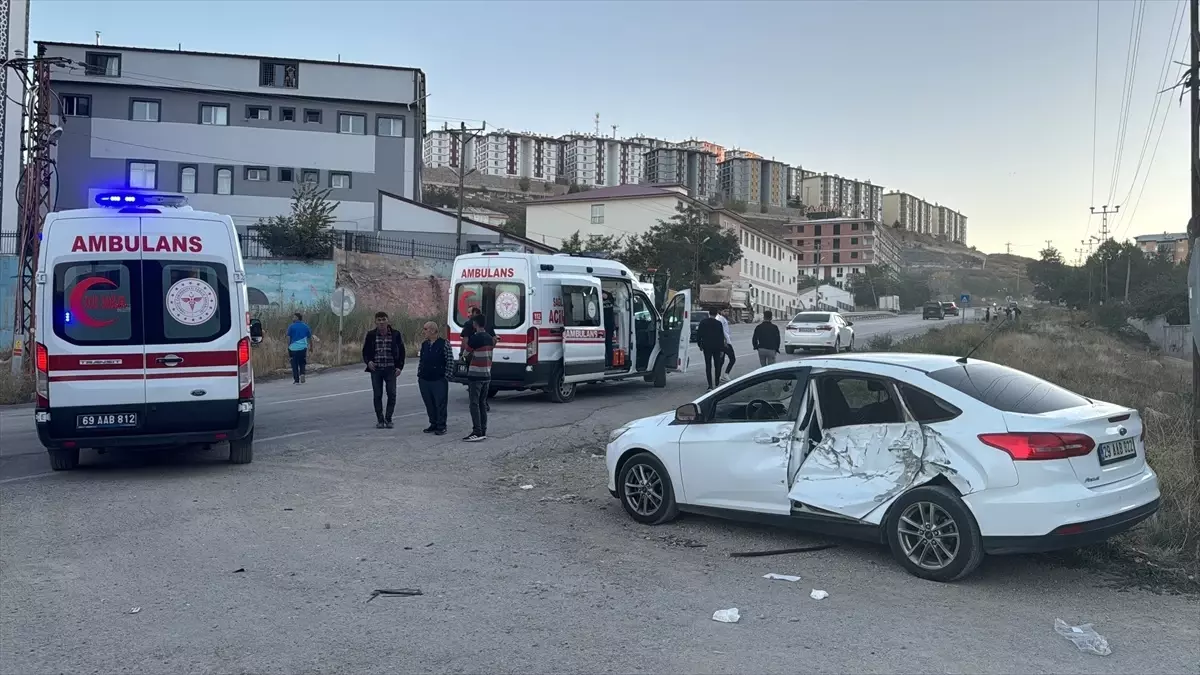 Bayburt’ta Kamyon ve Otomobil Çarpıştı: 6 Yaralı