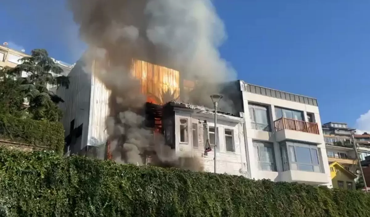 Beyoğlu’ndaki Tarihi Ahşap Bina İkinci Kez Yandı