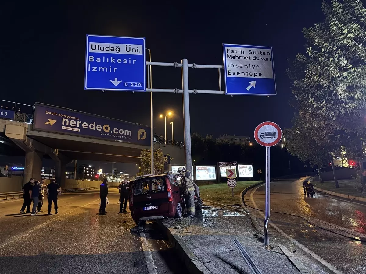 Bursa’da Hafif Ticari Araç Kaza Yaptı, Yangın Çıktı