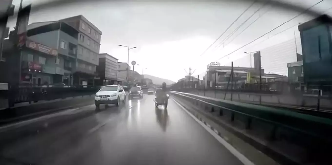 Bursa’da Motosiklet Kazası: Yağışlı Hava Dengesizliğe Yol Açtı