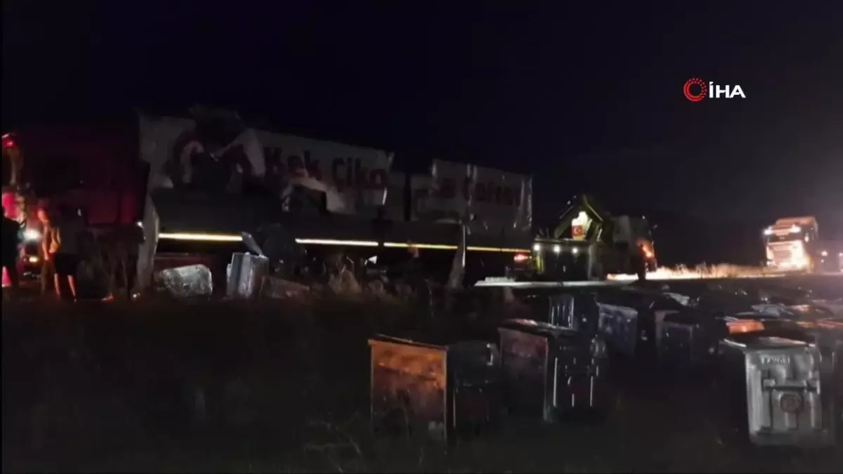 Çorum’da Konteyner Yüklü Tır Devrildi, Yol Trafiğe Kapandı