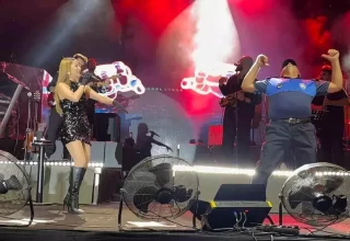 Derya Uluğ’un Konserinde Zabıta Memuru Dans Etti