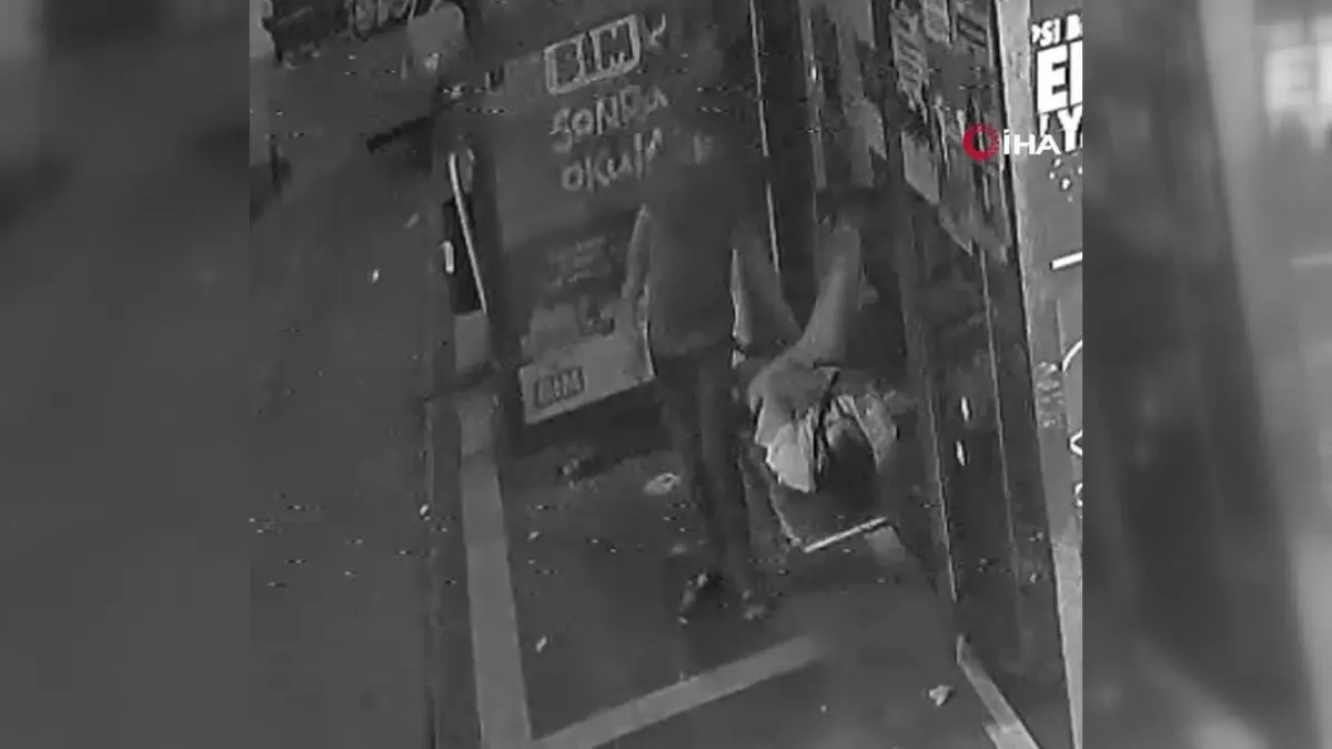 Durakta Uyuyan Vatandaşın 6 Bin Liralık Soyulma Anı Kamerada