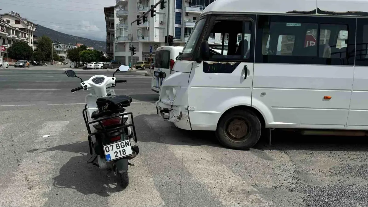 Gazipaşa’da Motosiklet ile Minibüs Çarpıştı: Sürücü Yaralandı