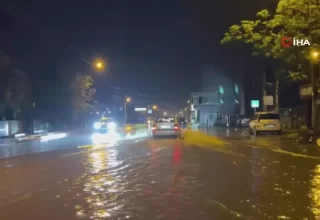 Hatay’da Şiddetli Yağış Caddeleri Göle Döndürdü