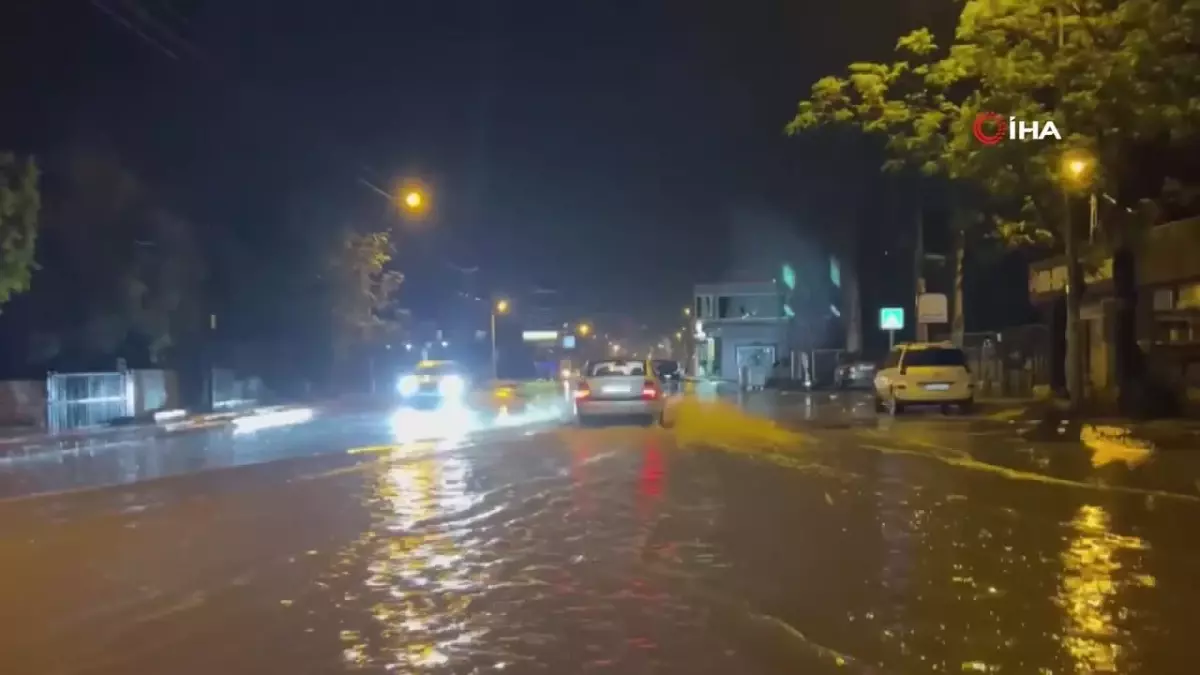 Hatay’da Şiddetli Yağış Caddeleri Göle Döndürdü