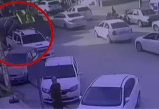 İş makinesi operatörü dehşet saçtı! 4 aracı biçti, arkasına bakmadan kaçtı