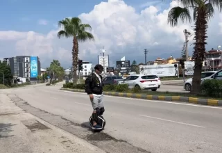 İskenderun’da Tek Tekerli Scooter ile Dikkat Çeken Vedat Akrilik