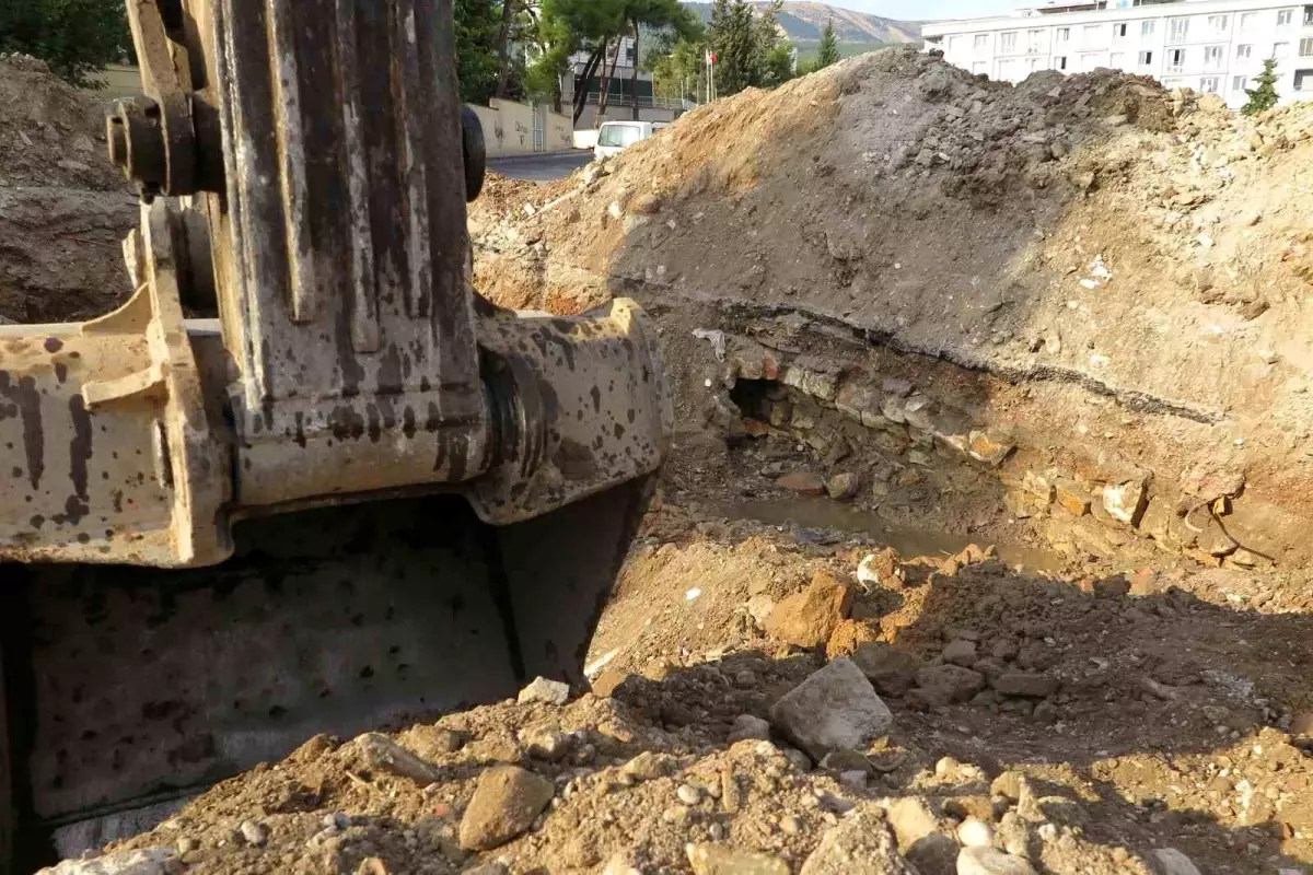 Kahramanmaraş’ta Yıkım Çalışmaları Sırasında Tarihi Su Tüneli Bulundu