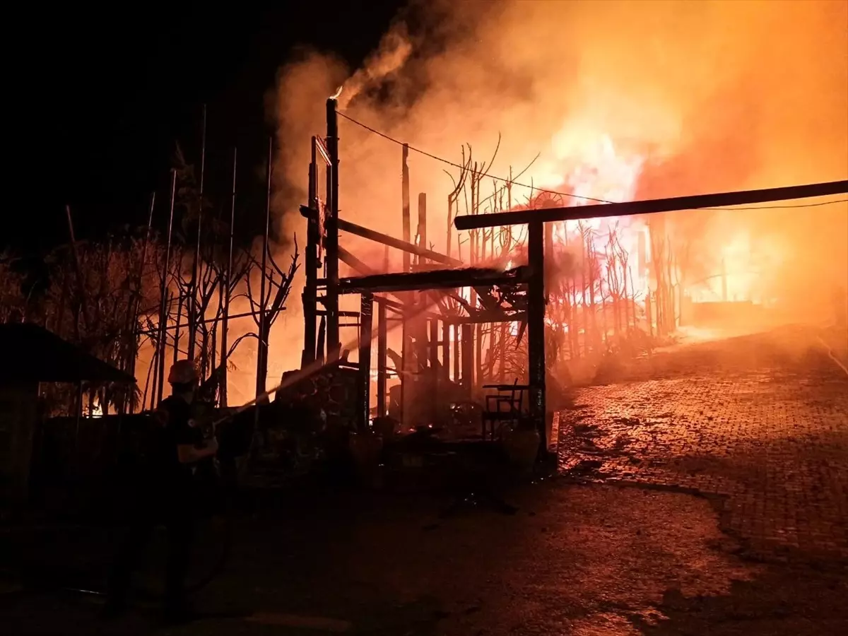 Kocaeli’de 3 Katlı Otelde Yangın