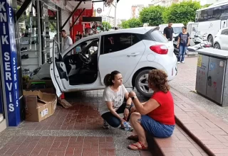 Manavgat’ta Otomobil Ayakkabı Mağazasına Girdi: Şans Eseri Yaralanan Yok