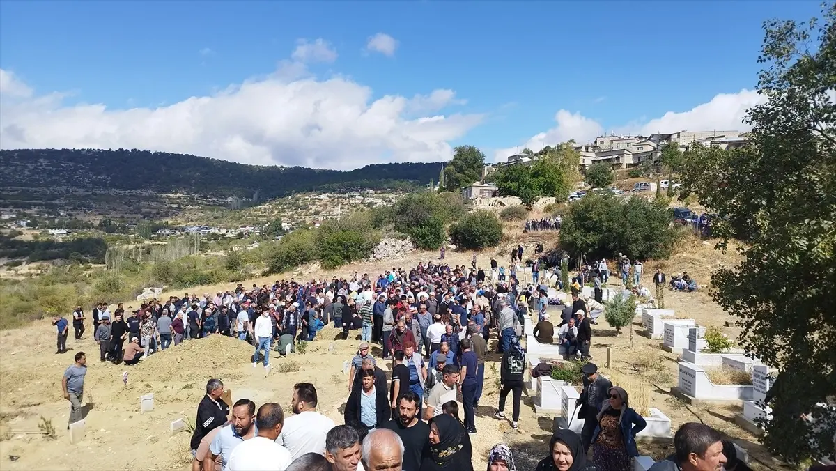 Mersin’de Kavgada Av Tüfeğiyle Öldürülen Aile Defnedildi