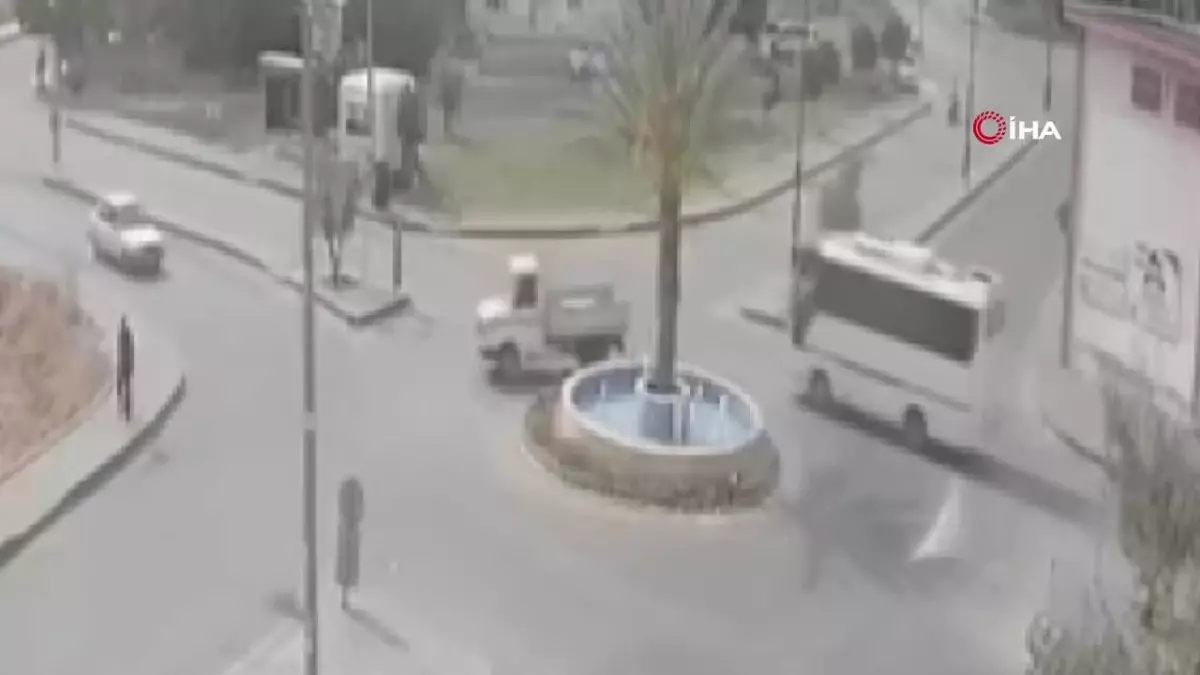 Motosikletin Minibüse Çarpma Anı Güvenlik Kamerasında