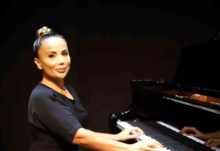 Müzik Öğretmeni Ceylan Balcı’nın Uçakta Şarkı Söylemesi Sosyal Medyada Viral Oldu