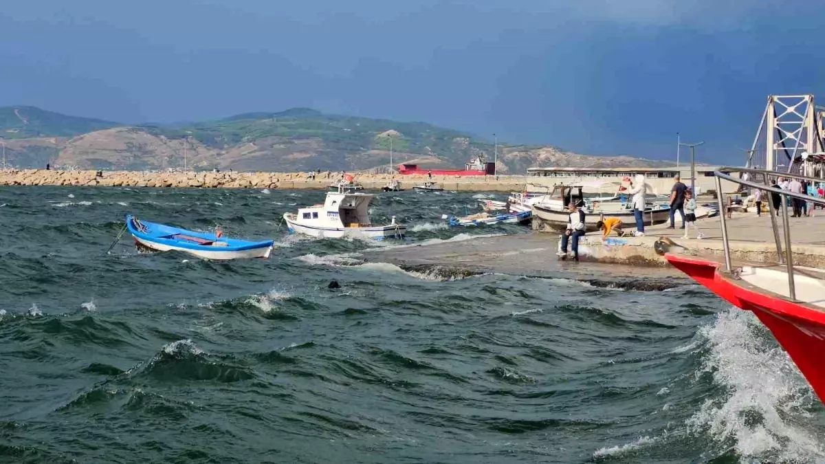 Balıkesir Bandırma’da Fırtına Hayatı Olumsuz Etkiledi