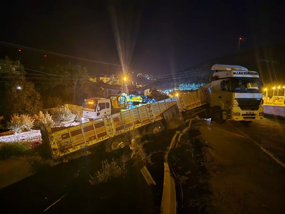 Belen’de Domates Yüklü Tır Şarampole Düştü