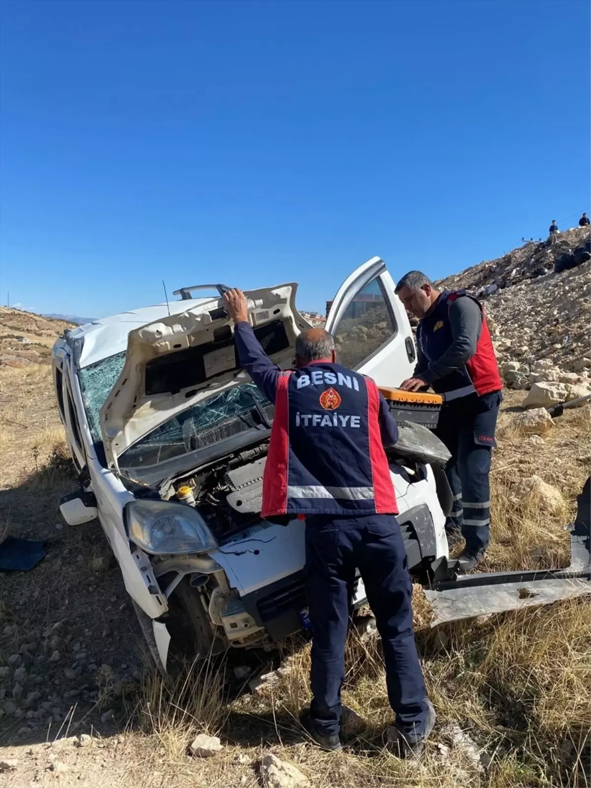 Besni’de Hafif Ticari Araç Şarampole Devrildi: Sürücü Yaralı