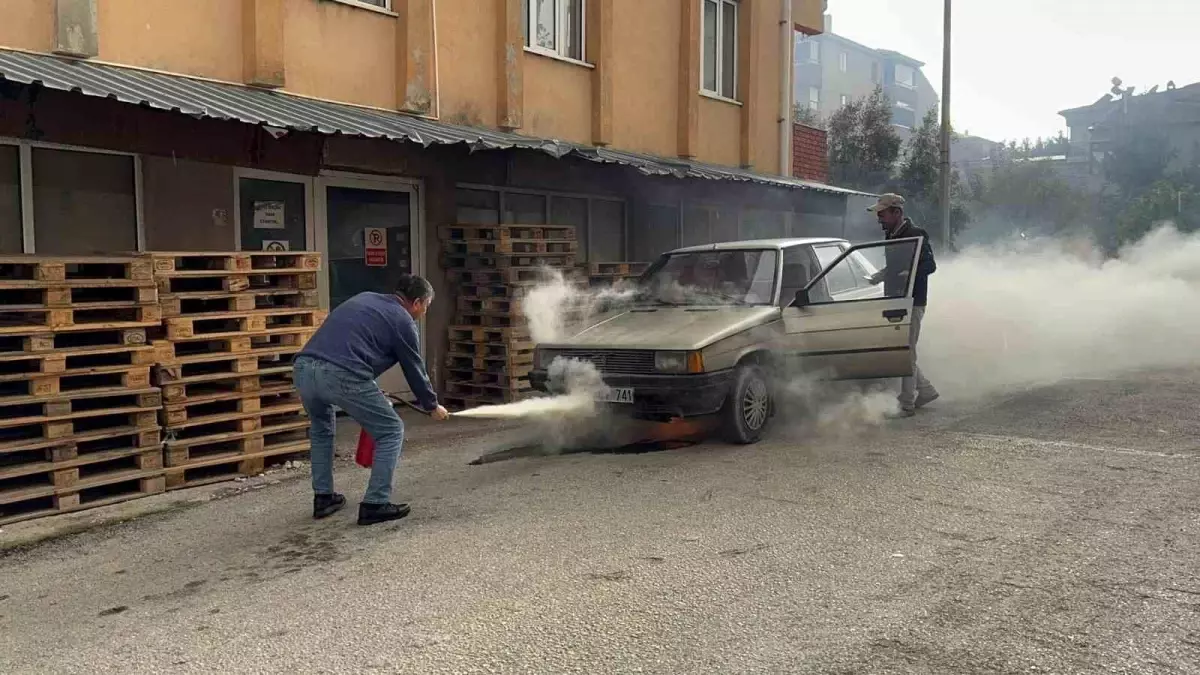 Bilecik’te Alev Alan Otomobile Esnafın Müdahalesi