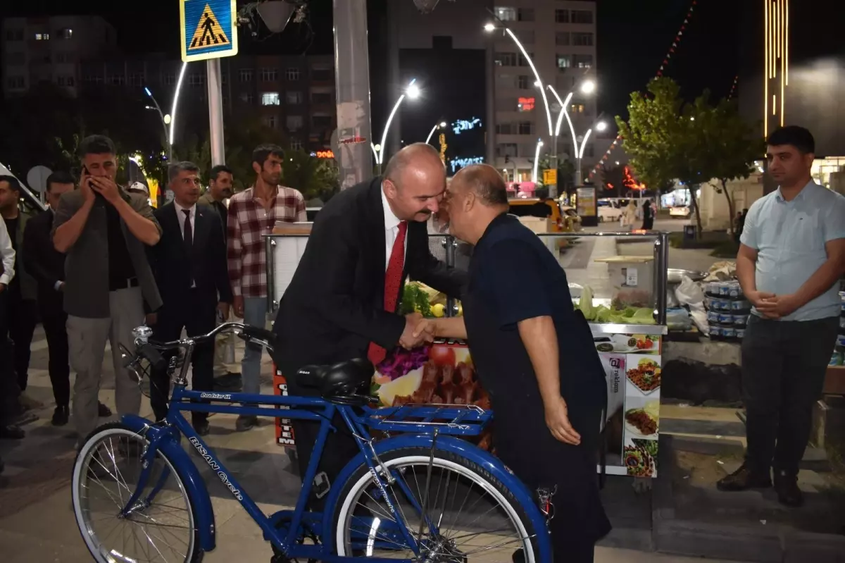 Çalınan Bisikleti İçin Video Çeken Çiğköfte Ustasına Vali’den Hediye