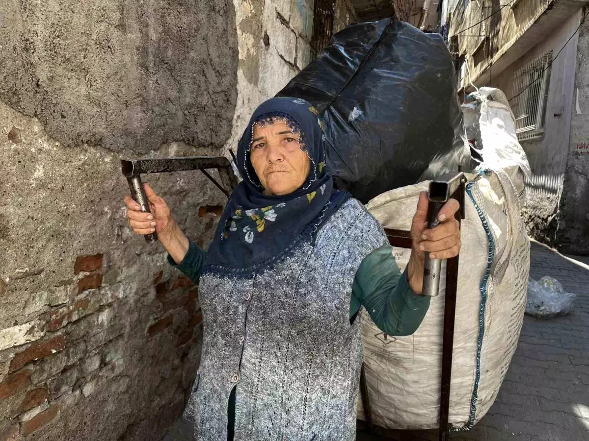 Diyarbakır’da 65 Yaşındaki Kadın, 20 Yıldır Çöp Toplayarak Geçiniyor