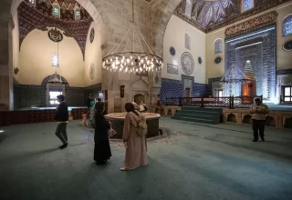 Erkek Turistlerden Gelen Saygı Duruşu: Yeşil Cami’de Etek Giydiler