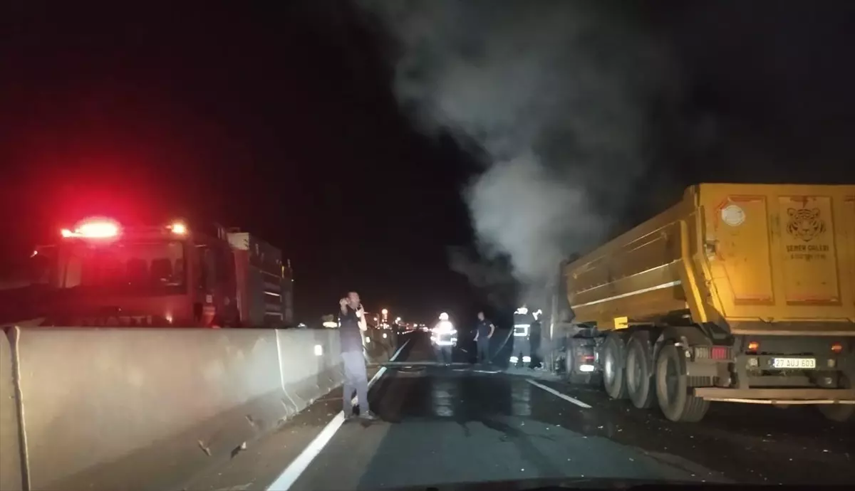 Hatay’da Seyir Halindeki Hafriyat Kamyonunda Yangın Çıktı