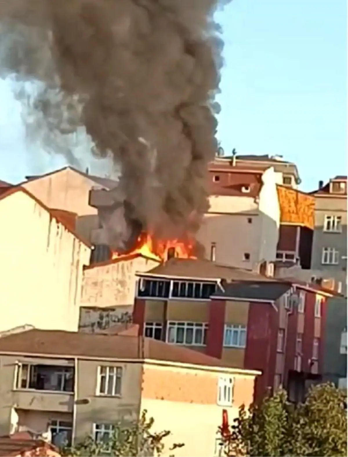 İstanbul’da 3 Katlı Binada Yangın Çıktı