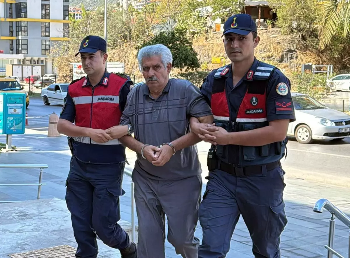 Tartışma Kanlı Bitti: Baba Oğlunu Öldürdü, Eşini Yaraladı