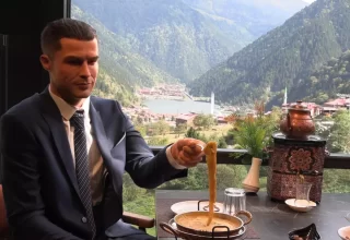 Uzungöl’de Cristiano Ronaldo’nun Bal Mumu Heykeli İlgiyi Çekiyor