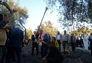 19. Ayvalık Uluslararası Zeytin ve Turizm Festivali’nde Bin Yıllık Zeytin Ağaçlarından Zeytinyağı Üretimi