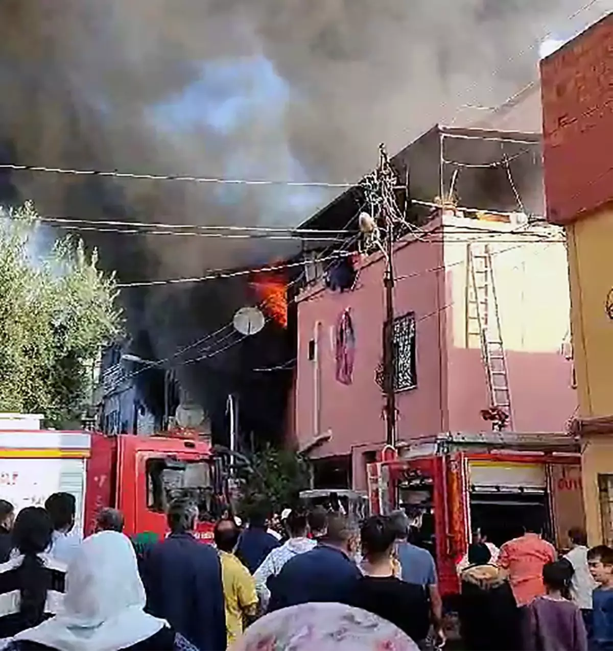 Adana’da 3 Katlı Evde Yangın: 4 Kişi Kurtarıldı