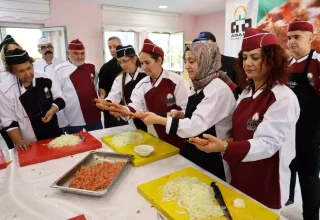 Adana’da Tescilli Kebap Eğitimi: 50 Kursiyer Ustaları Dinliyor