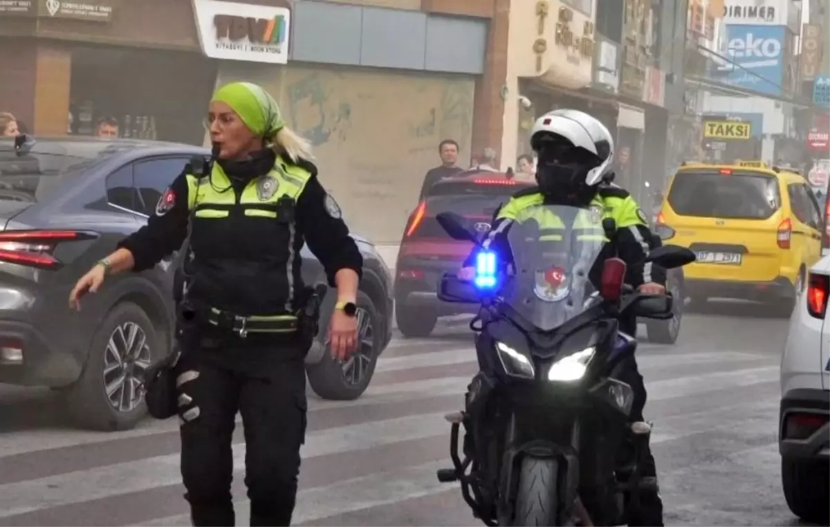 Antalya’da Baca Yangınına Müdahale Eden Trafik Polisi Büyük Çaba Gösterdi