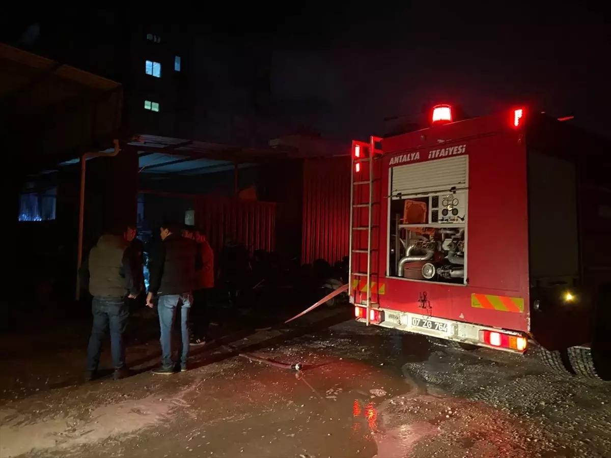 Antalya’da Depoda Yangın Çıktı, Büyümeden Söndürüldü