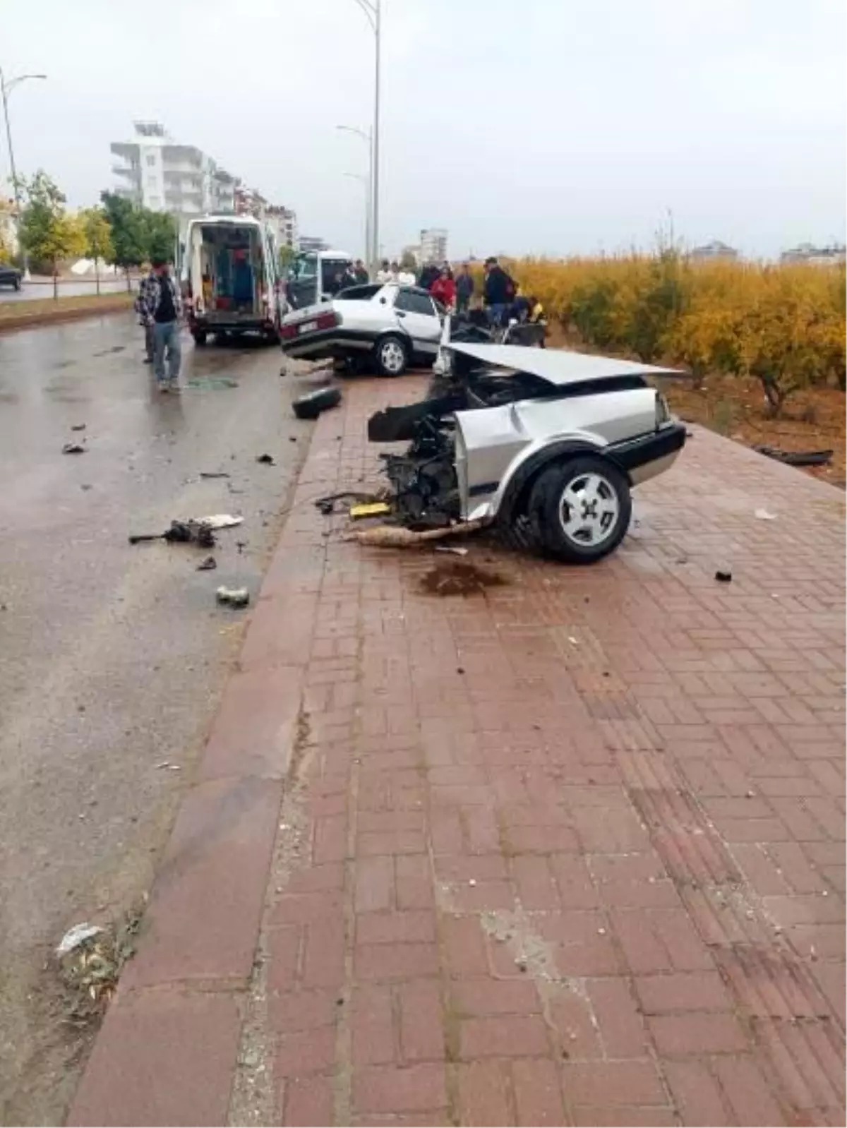 Antalya’da Direğe Çarpan Fiat Tofaş İkiye Bölündü