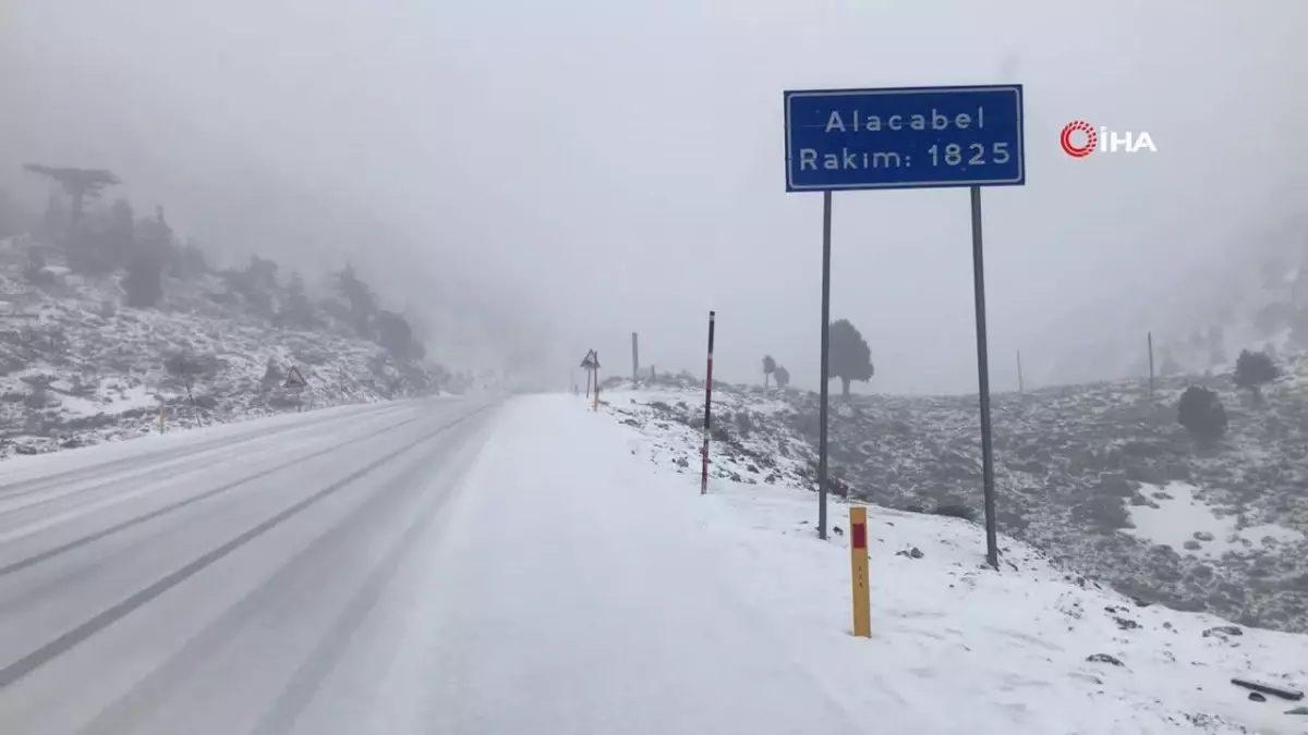 Antalya’da Mevsimin İlk Karı Yağdı