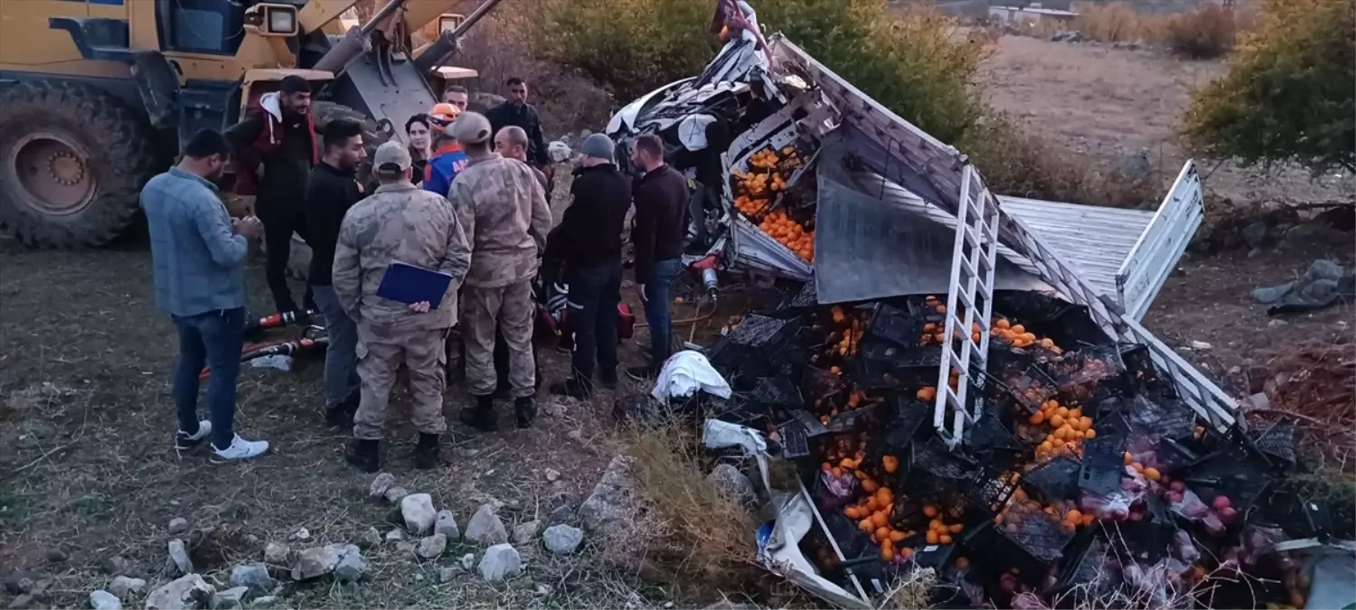 Bitlis’te Meyve Yüklü Kamyonet Devrildi: Baba Hayatını Kaybetti, Oğlu Yaralı