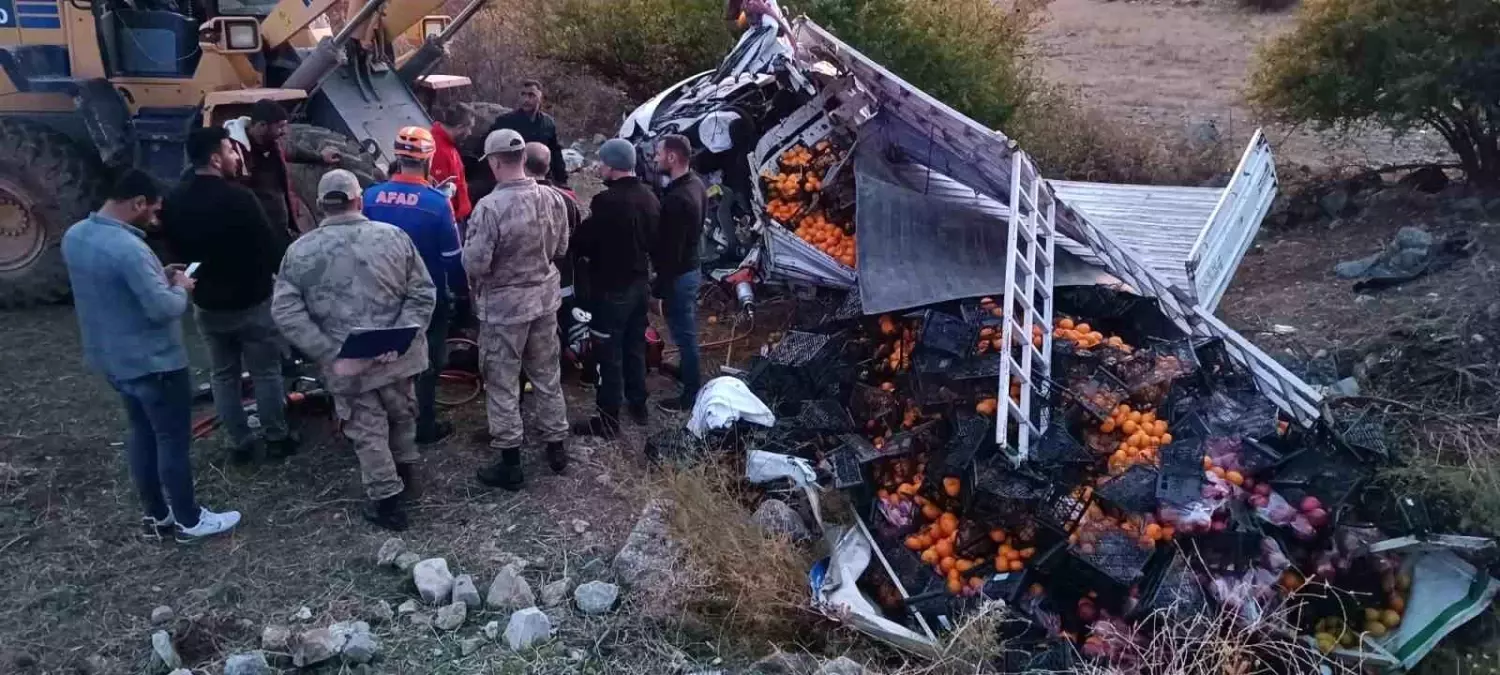 Bitlis’te Meyve Yüklü Kamyonet Şarampole Yuvarlandı: 1 Ölü, 1 Yaralı