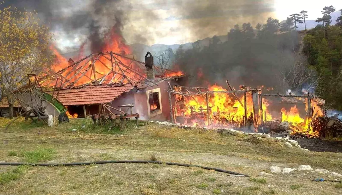 Burdur’da Yangın: 75 Yaşındaki Adam Yaralandı, Ev Kullanılamaz Hale Geldi