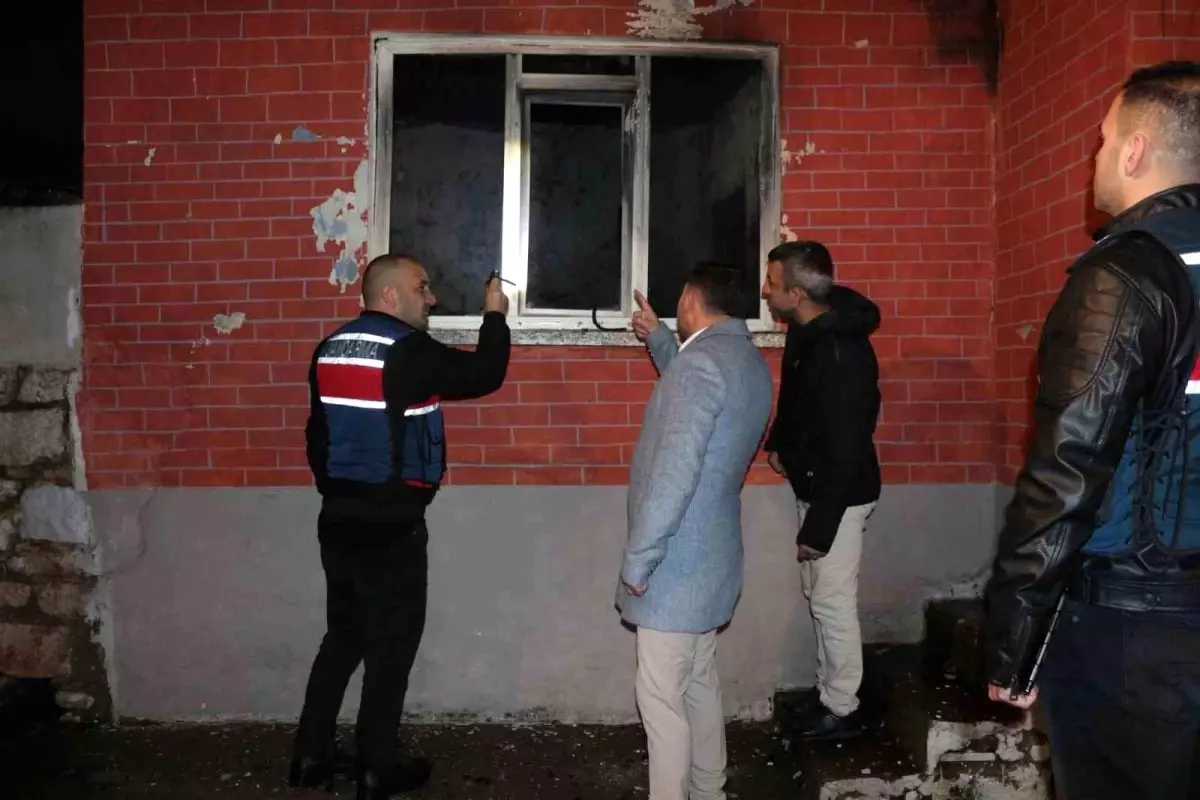 Çanakkale’de Ev Yangını: 1 Ev Küle Döndü, 2 Ev Kısmen Zarar Gördü