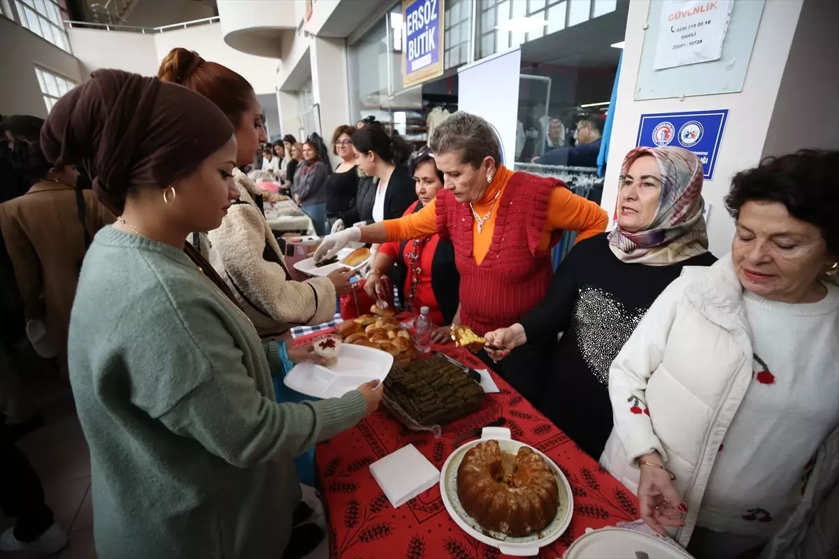 ÇOMÜ’de 101 Anne, Öğrencilere El Emeği İkramlarda Bulundu