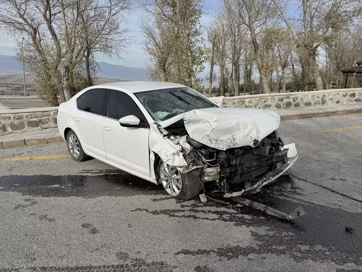 Erzurum’da Otomobil Kazası: 1’i Çocuk 2 Yaralı